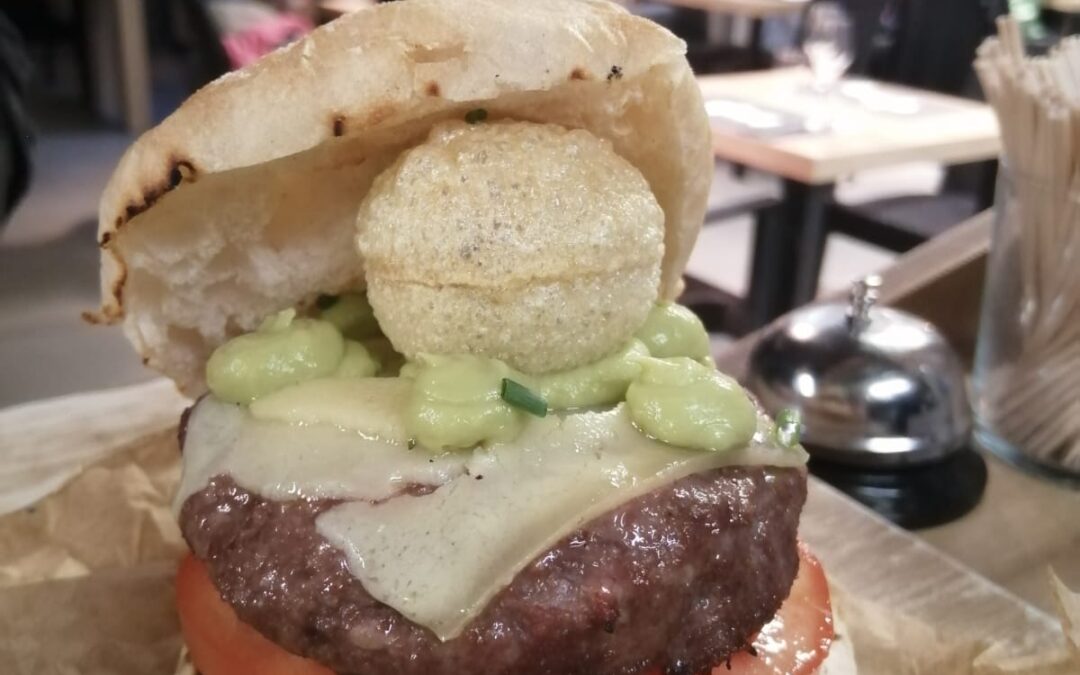 Hamburguesa de Cordero con rúcula y helado de albahaca