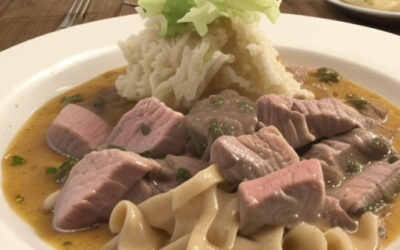 Filete de cerdo con acompañamiento de col, boniato y pasta wonton