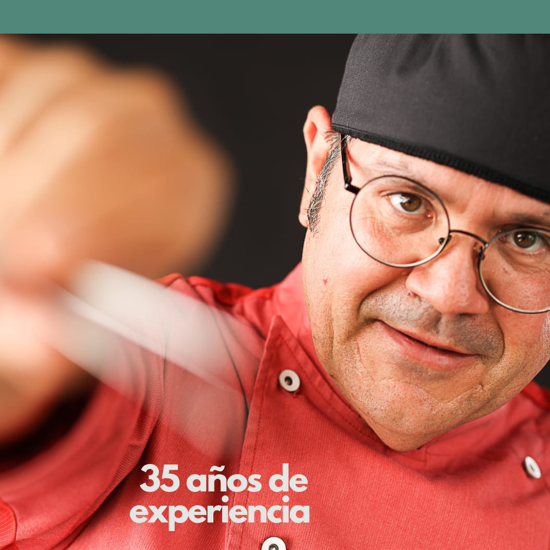 Durante mucho tiempo no escribí recetas. No porque no cocinara, sino porque estaba aprendiendo algo más importante: el oficio, él tiempo Después de más de treinta años en hostelería y de un último año trabajando en el catering La Bastilla, entendí que hay platos que no se enseñan solo con ingredientes y pasos. Se enseñan con contexto, con errores, con ritmo de servicio y con respeto al tiempo. Esta acción formativa nace de ahí. De una receta —las carrilleras de ternera— que resume una manera de cocinar y de trabajar: pensar antes de ejecutar, cocinar para muchos sin perder alma, y entender que el reposo también forma parte del proceso.