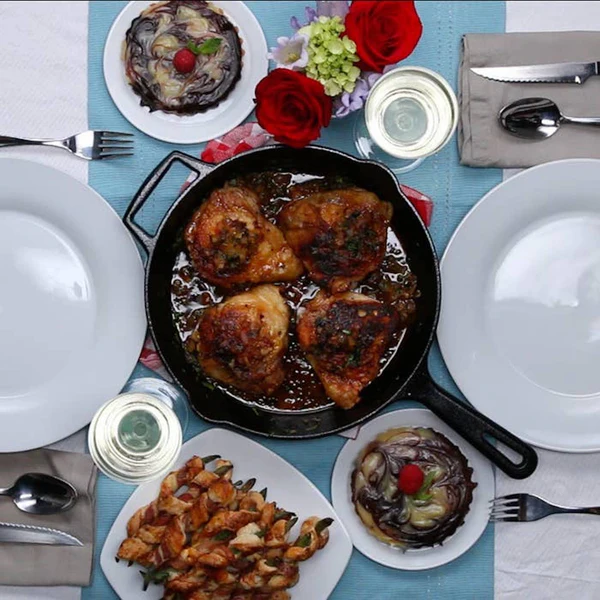 Este menú nace en el Pirineo aragonés, donde el tiempo no corre, acompaña. El pollo entero del Sobrarbe se cocina sin prisa, como las cosas que quieren durar. El barro sostiene, la leña transforma y el fuego no invade: cuida. Los ajos, la cebolla y las patatas de Aragón hablan de hogar y de verdad. El vino del Somontano no adorna, conecta la tierra con la mesa. Nada está troceado porque la unidad importa más que la apariencia. Comer este plato es bajar la guardia sin miedo. La mousse de chocolate llega suave, no irrumpe. El huevo de gallina del Sobrarbe aporta intimidad y confianza. Este menú no busca seducir: invita a quedarse.